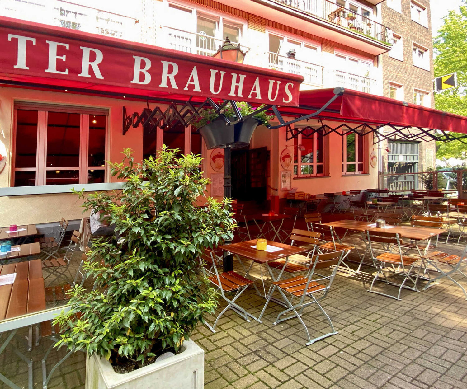 Aussenansicht Biergarten am Webster Eingang