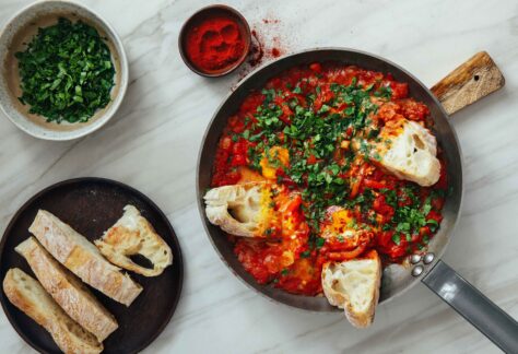 Shakshouka mit Tomatensauce und Eiern