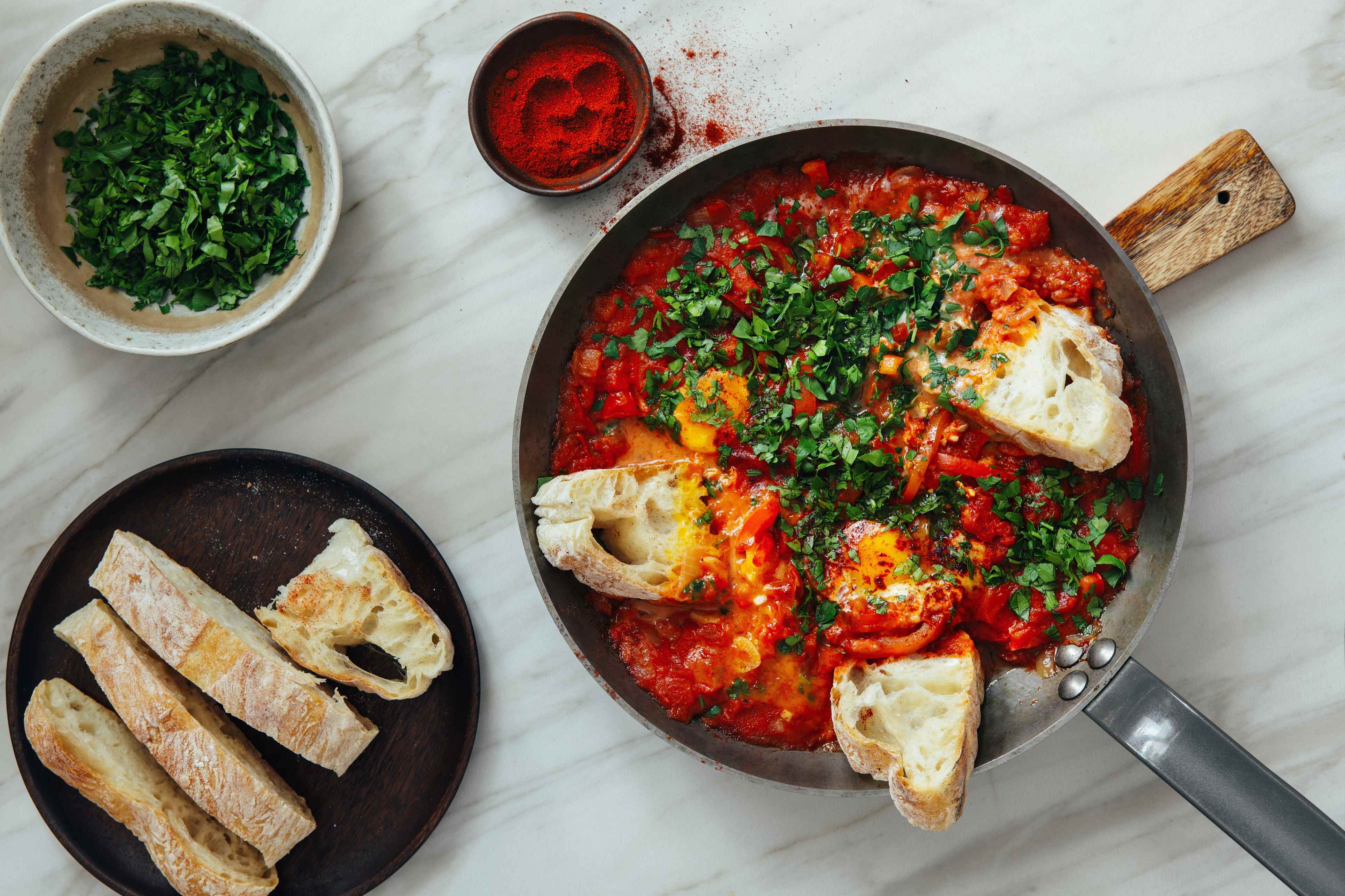 Shakshouka mit Tomatensauce und Eiern