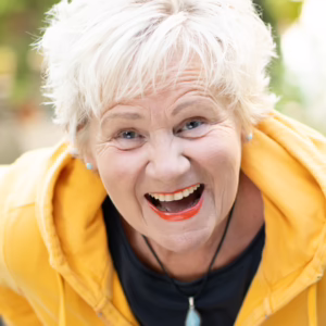 Comedian Heike Becker , nur Profilansicht mit strahlendem Lachen
