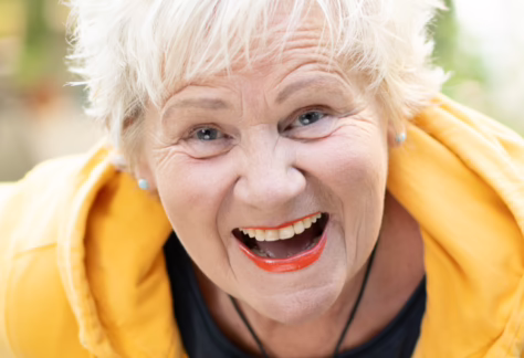 Comedian Heike Becker , nur Profilansicht mit strahlendem Lachen