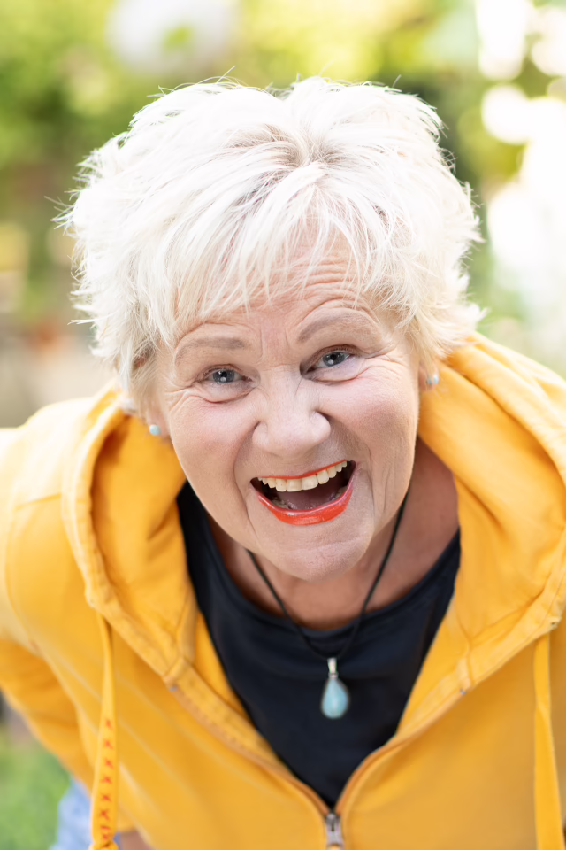 Comedian Heike Becker , nur Profilansicht mit strahlendem Lachen